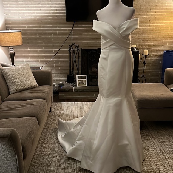 Monique Lhuillier Astrid Wedding Bridal Gown size 10 - Picture 2 of 10